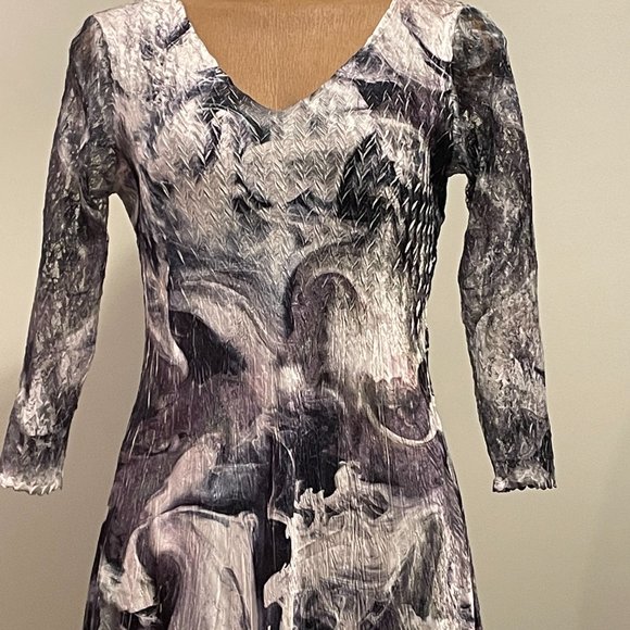 Black/White midi dress - lace sleeve - size medium/large - Picture 2 of 10